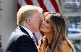 Donald Trump o sărută pe Melania, în fața Casei Albe