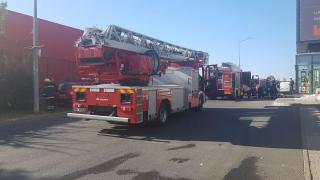 Incendiu în zona Băneasa, la un complex comercial de mobilă