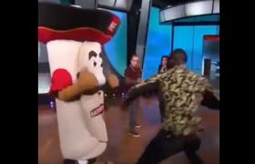 Boxeurul heavyweight Deontay Wilder i-a rupt maxilarul unei mascote