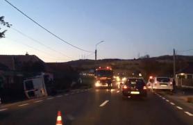 Microbuz răsturnat în Acățari