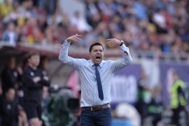 Cosmin Contra strigă la jucători de pe margine