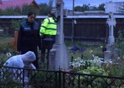 Şi-a luat viaţa în cimitir, la mormântul părinţilor, după o ceartă cu nevasta. S-a înjunghiat singur în gât şi în inimă, spun anchetatorii