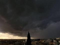 Vremea se răcește brusc în următoarele zile. Ploi şi temperaturi scăzute în toată ţara