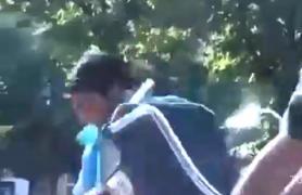 Un cerşetor român care cânta îngrozitor lângă o terasă, în Franţa, a fost luat la bătaie cu un scaun (video)