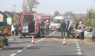 Un motociclist fără permis şi fără cască a murit la Cărpiniş, lovit de o maşină condusă de o tînără de 25 de ani