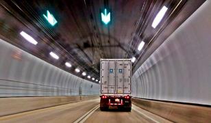 Un şofer român de TIR, amendat cu 6.000 de euro, pentru că a intrat cu camionul într-un tunel, pe autostradă, în Franţa