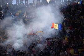 Fum în tribuna suporterilor români la meciul cu Serbia