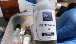 Percheziţii la traficanţi de substanţe toxice care fabricau ţigări electronice într-un apartament