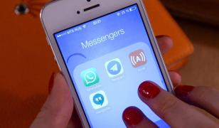 Femeie condamnată la închisoare după ce s-a uitat în telefonul soţului fără permisiunea lui