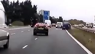 Trei morţi pe autostradă, maşina în care erau, care tracta o rulotă, circula pe contrasens, cu 100km/h