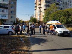 20 de persoane au sărit pe 2 poliţişti, la Ploieşti, care încercau să reţină 2 bărbaţi