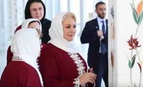 Viorica Dăncilă, în haine tradiționale musulmane și cu picioarele goale, în vizita din Emiratele Arabe Unite