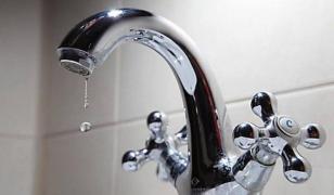 Peste 100.000 de gălăţeni au rămas fără apă potabilă. Patru cisterne alimentează şcolile şi spitalele