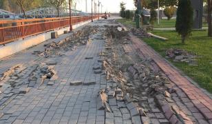 Un şofer inconştient a intrat cu camionul în Insuliţa Jiului din Târgu-Jiu