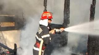 Bătută zilnic, o mamă din Botoşani divorţează. Aflând vestea, soţul dă foc la casă şi se spânzură