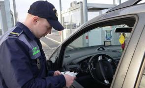 Şofer prins cu permis fals la Vama Borş, face scandal că a dat 700 de euro pe el şi vrea să treacă