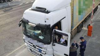 Doi şoferi de TIR au fost înregistraţi de DNA Ploieşti când vorbeau la telefon despre tahograf. 101 convorbiri au stocat procurorii