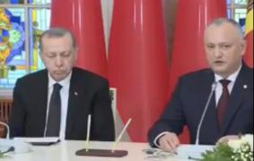 Viral! Recep Tayyip Erdogan adoarme în timpul întâlnirii cu președintele moldovean Igor Dodon, la Chișinău (Video)