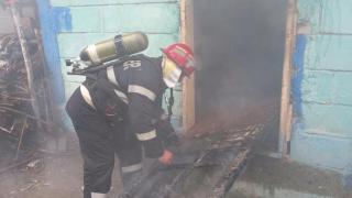 Fetiţă arsă, după ce a încercat să aprindă focul în sobă cu benzină