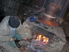 Adolescent din Galaţi, în stare critică după ce i-a explodat  un cazan de ţuică în faţă