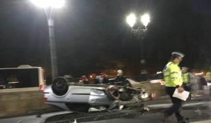 Maşină răsturnată în Pasajul Unirii din Capitală, trafic complet blocat