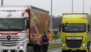 Zeci de camioane româneşti sechestrate în Belgia şi Franţa. Pagube de 35 de milioane de euro