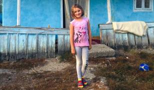 O fetiţă de 8 ani, din Iaşi, are grijă de părinţii ei aflaţi pe patul de moarte