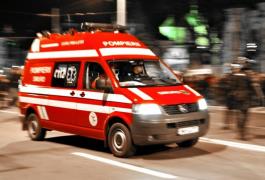 Femeie îmbrăcată în pijamale, găsită pe stradă, în Argeş, cu capul strivit