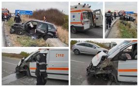 Accident grav la Timişoara, şofer de 70 de ani spulberă o ambulanţă, medicii din maşină fac tot posibilul să ajute răniţii