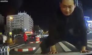 Faza zilei. Un chinez s-a calmat instant, după ce tentativa de a înscena un accident a eșuat lamentabil