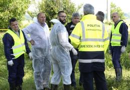 Descoperire macabră în curtea unei unităţi militare din Lugoj. Cadavrul unei femei era ascuns în vegetaţie