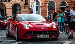 Un tânăr din Satu Mare îi plimbă cu un Ferrari pe cei care donează sânge