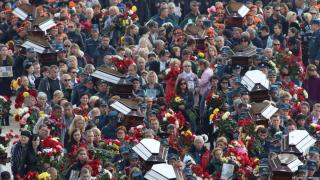 Cele 21 de victime ale adolescentului din Kerci, conduse pe ultimul drum de 20.000 de oameni