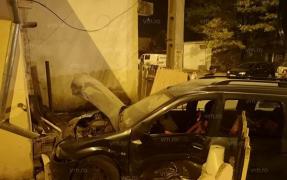 Accident grav cu două şoferiţe la Vaslui. Şoferiţa vinovată, cu ochii în telefon, loveşte violent o maşină şi intră într-o casă (Video)