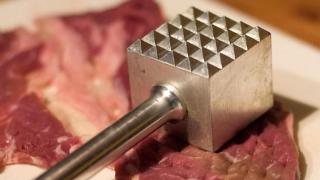 Bărbat din Botoşani, rupt cu bătaia de nevastă cu ciocanul de şniţele. Femeia dezlănţuită, oprită de fiul lor