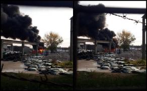 Incendiu la un depozit de mase plastice în Pleașa, Prahova. Se intervine cu 6 autospeciale și echipaje SMURD (Video)