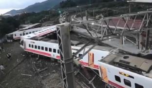 Zeci de morți și răniți după ce un tren de mare viteză a deraiat în Taiwan. Cinci vagoane au sărit de pe șine și s-au răsturnat (Video)