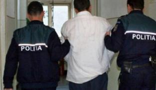 Un adolescent din Bistriţa a fost săltat de poliţişti din sala de clasă si bătut până a făcut pe el, ca să recunoască o tâlhărie de care nu avea habar