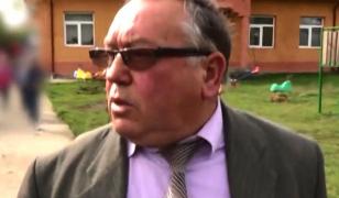 Învăţătorul din Botoşani, care a strâns de gât un copil până a făcut pe el, şi-a dat demisia