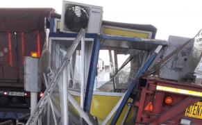 Staţia de taxare de la Feteşti a fost făcută praf de un transport agabaritic