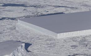 Apariție bizară în Antarctica! Un iceberg neobișnuit s-a desprins recent din calota glaciară