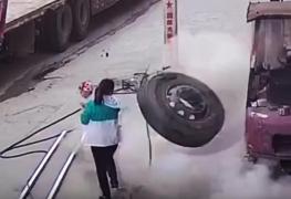 Copil de doar câteva luni, aruncat din brațele mamei după explozia unui cauciuc