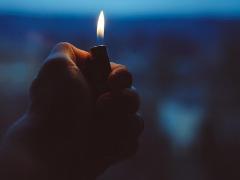 Tânără însărcinată din Săcele, la un pas să ardă de vie după ce iubitul i-a dat foc