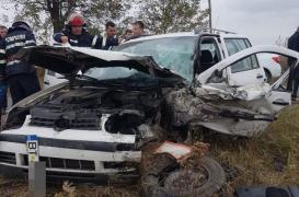 Călugări încarceraţi după un accident cumplit, la Darabani. Un Ford și un VW Golf, aruncate la zeci de metri distanță după un impact teribil