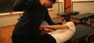 Şapte liceeni din Timişoara şi-au bătut un coleg cu prosopul ud şi cureaua, la internat, susţinând că îl "botează"