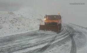 Ninge abundent pe Transfăgărăşan. Drumarii intervin cu utilaj de deszăpezire