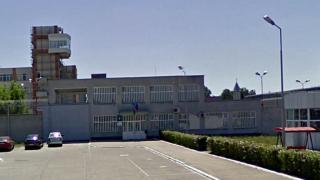 Tentativă de omor la penitenciarul Arad. Un deţinut a atacat un gardian cu un ciob de sticlă