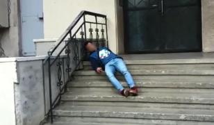 Fenomenul 'Zombie' face ravagii la Constanţa. Tinerii se droghează cu spray de gândaci şi etnobotanice