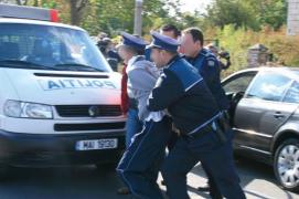 Bătaie între poliţişti, la Fălticeni. Prins beat la volan, un agent şi-a luat la pumn colegii care l-au tras pe dreapta