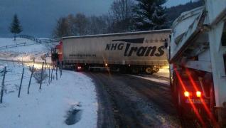 Trafic închis pe DN 1A, după ce două TIR-uri au derapat din cauza zăpezii (Video)